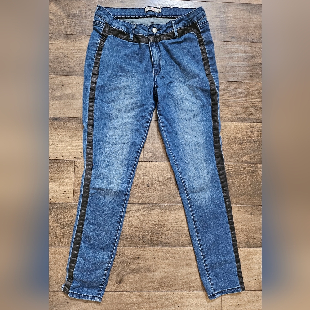 JustFab Blue Skinny Jeans with Black Accents Size  32